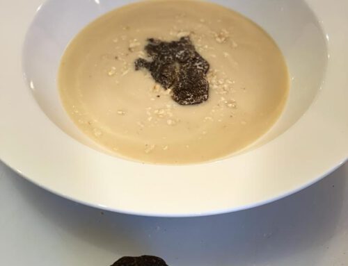 Knolselderij/pastinaak soep met hazelnoot en truffel
