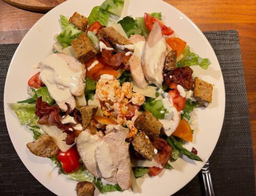 klassieke Ceasar salade met kip en grote garnalen