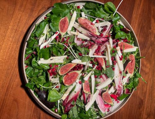 Salade van watercress, vijgen, radicchio, haloumi en 4 kruiden